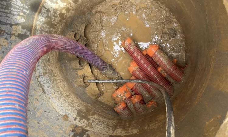 curage de fourreaux électrique pleins de boue sur un chantier à La verpilliere  