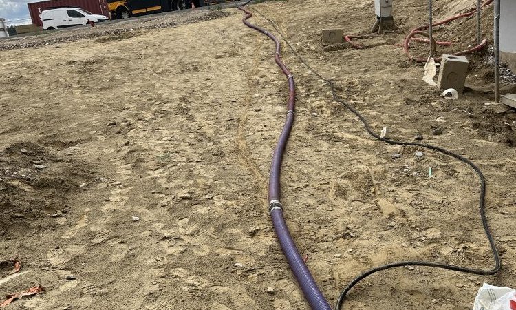 curage de fourreaux électrique pleins de boue sur un chantier à La verpilliere  