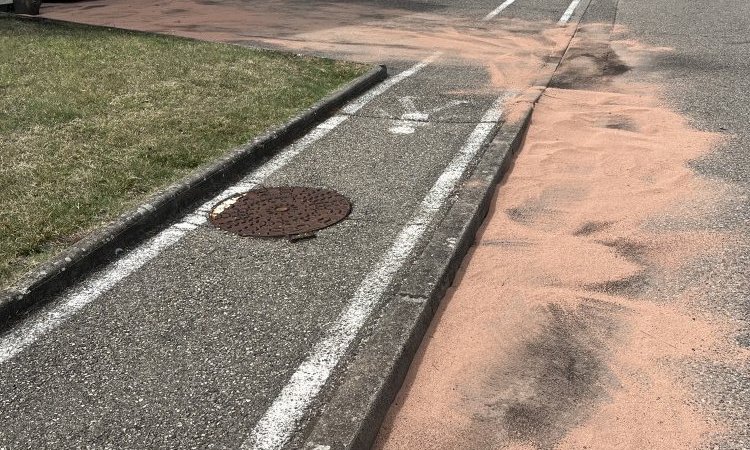 nettoyage d'une cours d'école suite à une pollution à l'huile de vidange à Colombier