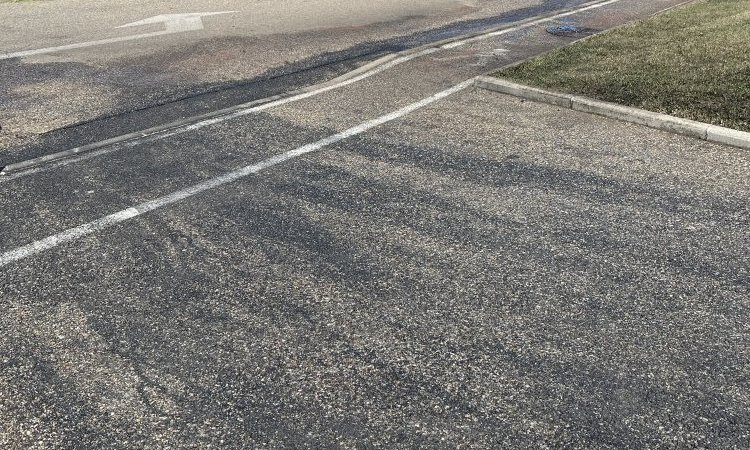 nettoyage d'une cours d'école suite à une pollution à l'huile de vidange à Colombier