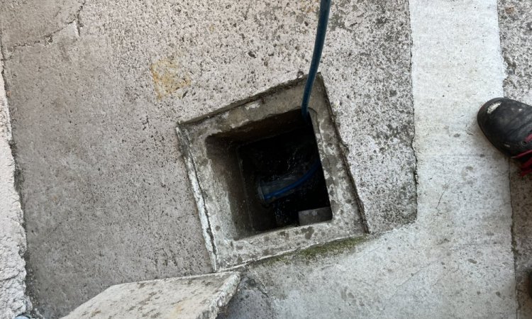 débouchage d'une canalisation sous plafond dans un commerce à Septème 