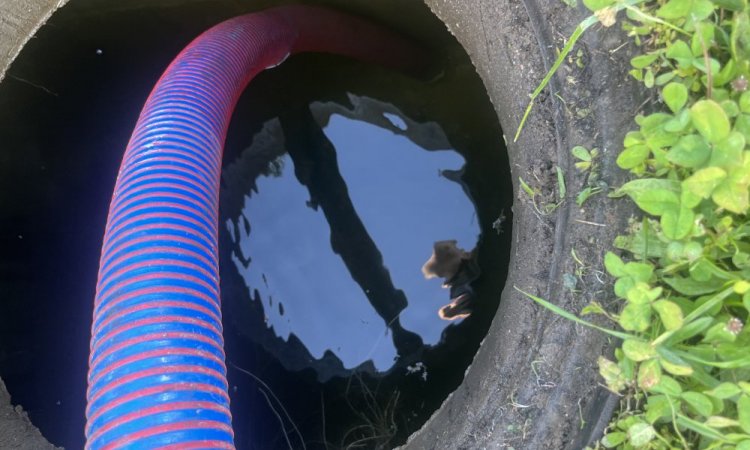 pompage d'un regard d'eau potable et inspection video pour localisation d'une fuite importante dans une concession automobile à Bourgoin