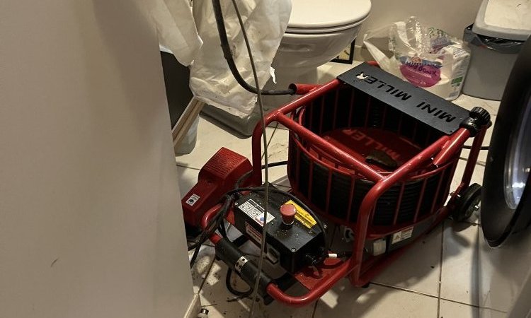 détartrage canalisation wc avec robot de fraisage chez un particulier à Frontonas