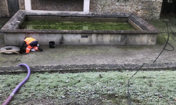 Nettoyage d'un lavoir à Vaulx-Milieu