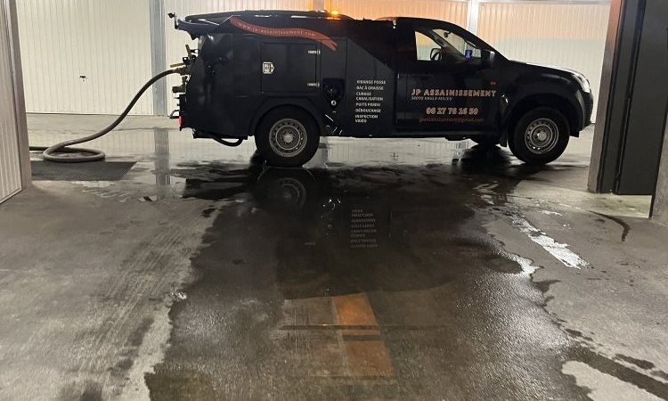 pompage d'eau en sous sol de bâtiment ,débouchage de regard nettoyage de pompe de relevage à Saint Jean de Bournay