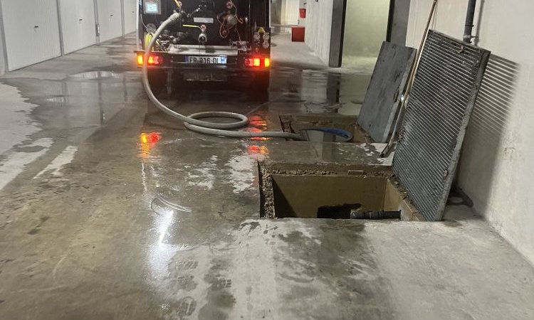 pompage d'eau en sous sol de bâtiment ,débouchage de regard nettoyage de pompe de relevage à Saint Jean de Bournay