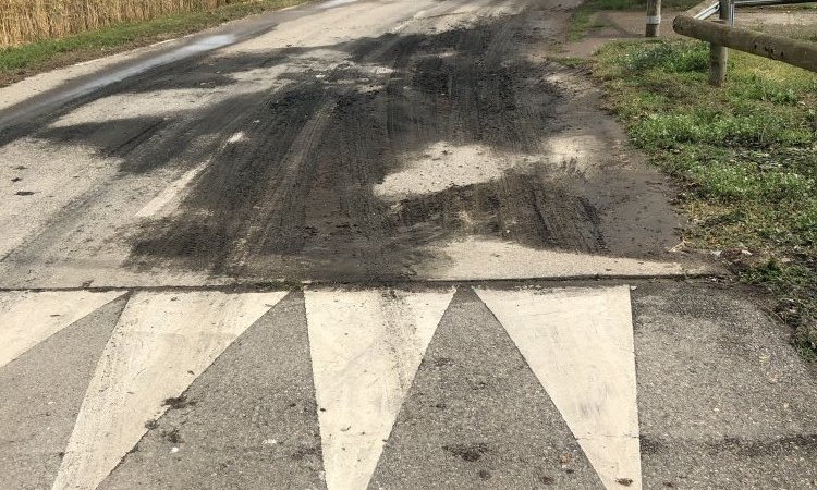 nettoyage haute préssion d'une route suite à un débordement d'eaux usées à Colombier