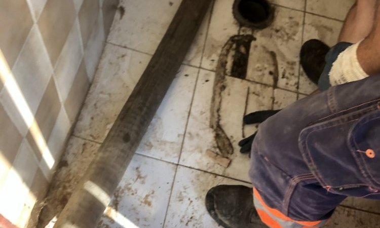 vidange d une ancienne fosse septique dans un wc à Caluire