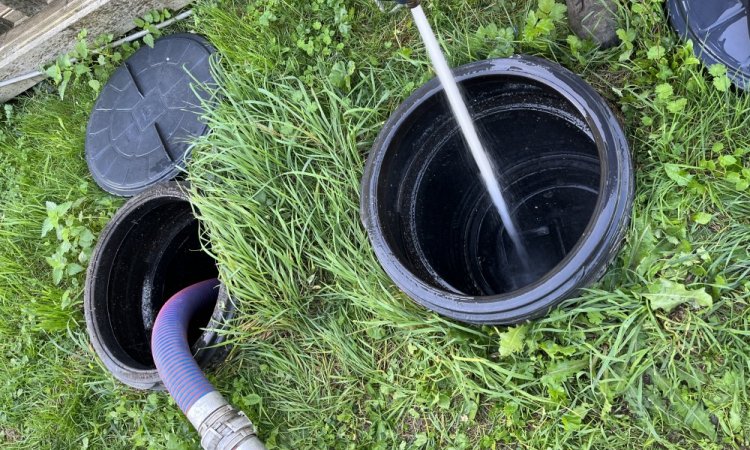 vidange d'une fosse toutes eaux pour entretien chez un particulier à Roche